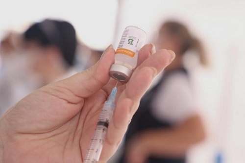 Franca recebe vacinas para imunização de profissionais da educação 