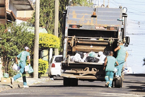 Vereadores são informados pelo prefeito sobre cancelamento da licitação do lixo
